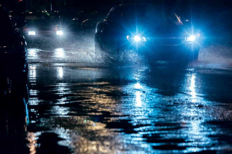 Foto der Blendung: Autofahren bei Nacht und Regen